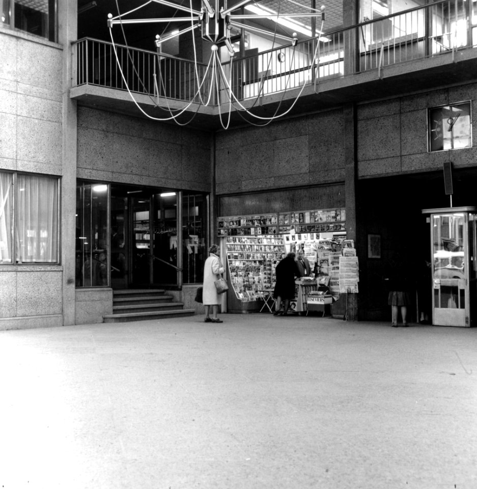 HUA-166146-Interieur van het NS station Zutphen te Zutphen stationshal met links de toegang tot de restauratie en rechts de kiosk en de ingangscontrole