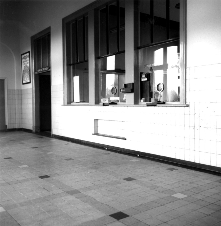 HUA-166169-Interieur van het N.S.-station Zuidbroek te Zuidbroek- hal met loketten