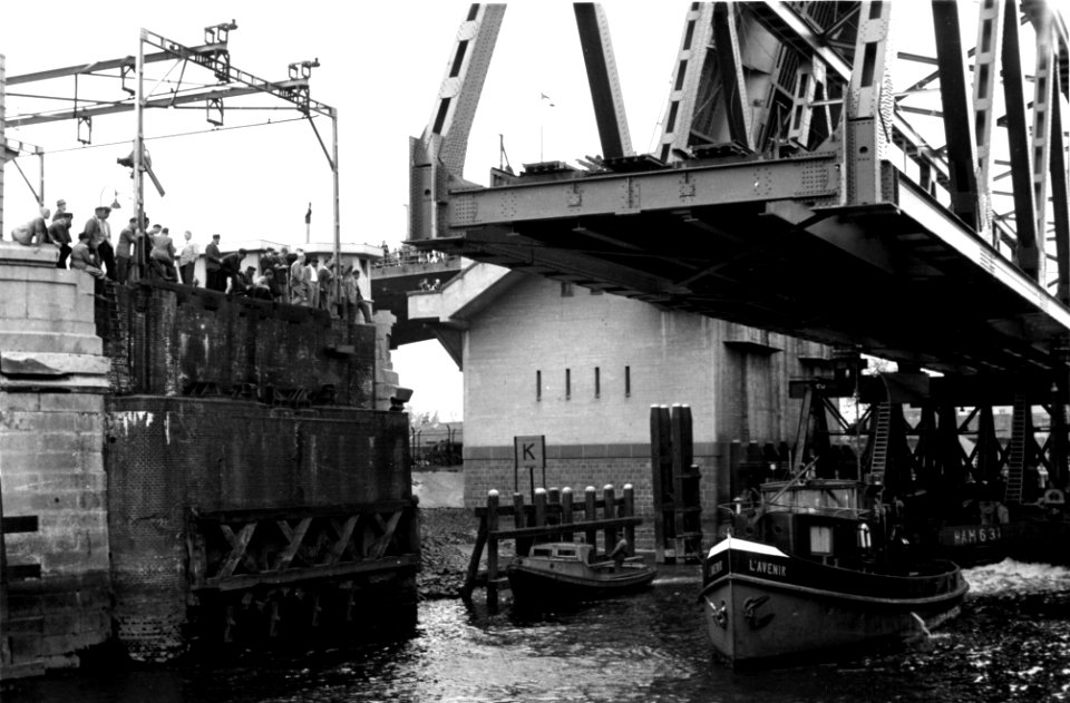 HUA-164381-Afbeelding van het laveren van een brugdeel, afkomstig van de staalfabriek en gieterij Penn en Bauduin en bestemd voor de spoorbrug over het Hollands Diep bij Moerdijk