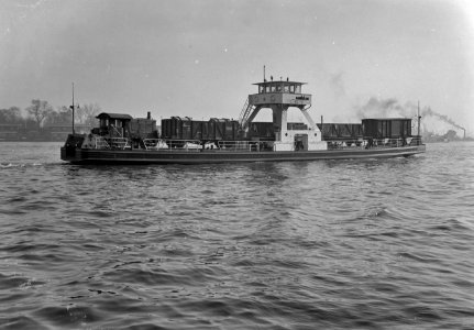 HUA-165616-Afbeelding van de Spoorpont II van Rederij Koppe met enkele goederenwagens en een locomotor (serie 200-300) van de N.S. op het IJ tussen de Rietlanden en Amsterdam Noord