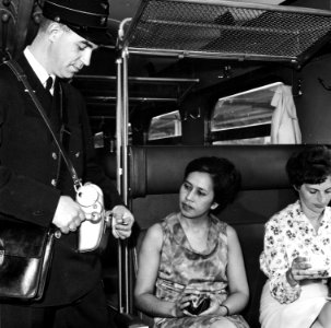 HUA-165694-Afbeelding van de verkoop van vervoersbewijzen plaatskaarten door de conducteur in de trein