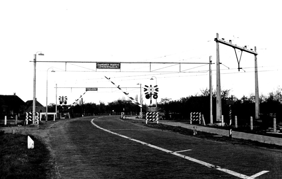 HUA-164394-Gezicht op een met AHOB s Automatische Halve Overwegbomen beveiligde spoorwegovergang