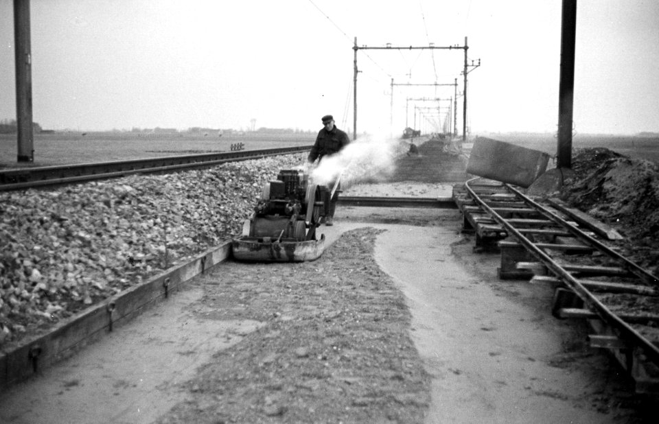 HUA-165748-Afbeelding van de werkzaamheden ten behoeve van de baanverzwaring nabij Duivendrecht