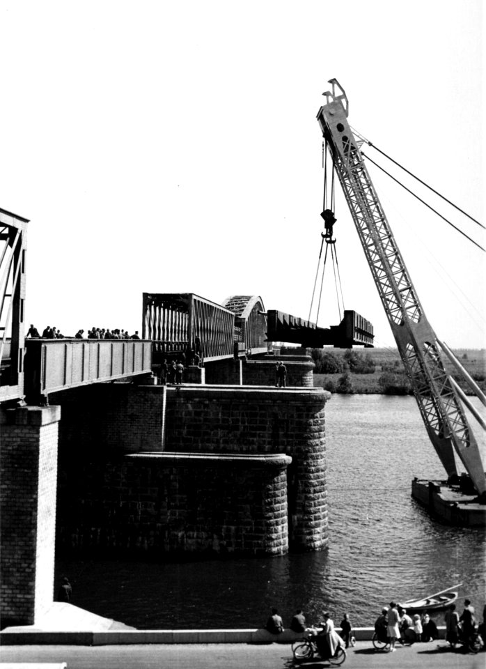 HUA-164387-Afbeelding van het lichten van een brugdeel van de spoorbrug over de Beneden Merwede bij Baanhoek ten behoeve van het transport van een een brugdeel, bestemd voor de spoorbrug over het Hollands Diep b