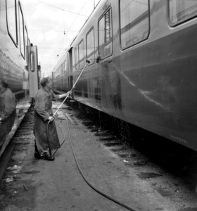 HUA-153502-Afbeelding van het schoonmaken van een T.E.E.-treinstel op het emplacement Dijksgracht te Amsterdam