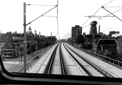 HUA-165743-Gezicht op de spoorlijn door Delft, vanuit de cabine van een rijdende trein