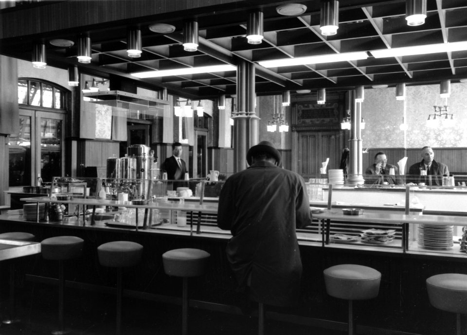 HUA-166062-Interieur van het N.S.-station Amsterdam C.S. te Amsterdam- bar in de restauratie