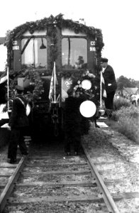 HUA-164262-Afbeelding van een versierd electrisch treinstel bestaande uit rijtuigen mat. 1924 ("Blokkendozen") van de N.S. ter gelegenheid van de electrificatie van het baanvak Den Dolder - Baarn, vermoedelijk o