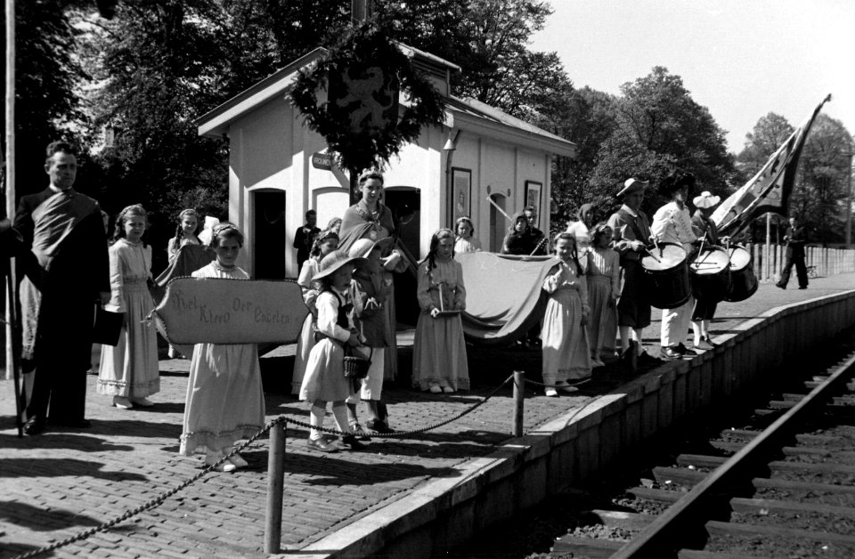 HUA-164359-Afbeelding van een groep gekostumeerde personen bijj het N.S.-station Oisterwijk te Oisterwijk ter gelegenheid van de electrificatie van de spoorlijnen in Noord-Brabant