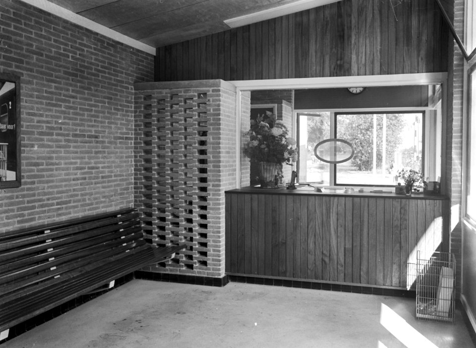 HUA-166117-Interieur van het NS station Velsen Zeeweg te Velsen wachtkamer met loket