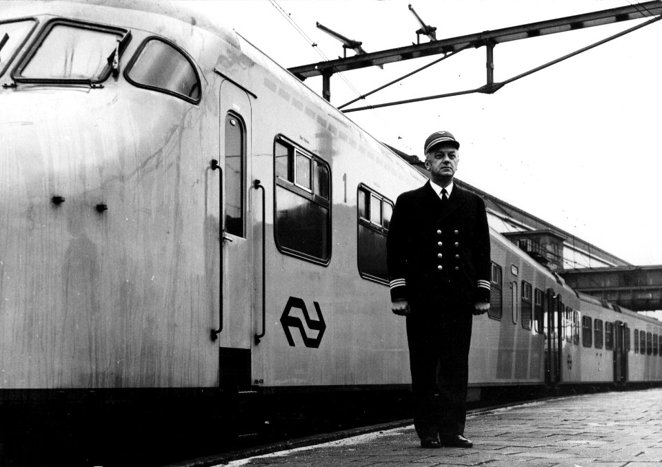 HUA-153370-Afbeelding van een stationschef op het perron van het N.S.-station Amsterdam C.S. te Amsterdam