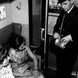 HUA-165693-Afbeelding van de verkoop van vervoersbewijzen plaatskaarten door de conducteur in de trein