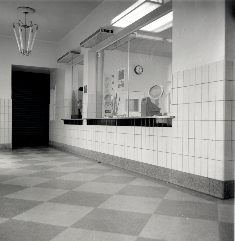 HUA-166132-Interieur van het N.S.-station Vught te Vught- hal met loketten