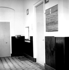 HUA-166127-Interieur van het N.S.-station Zuidhorn te Zuidhorn- hal met loket