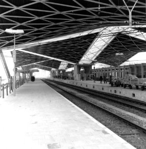 HUA-166229-Gezicht op de perrons en de overkapping van het in aanbouw zijnde nieuwe N.S.-station Tilburg te Tilburg