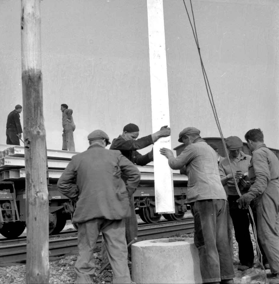 HUA-153395-Afbeelding van het plaatsen van een bovenleidingsmast tijdens de werkzaamheden ten behoeve van de electrificatie van de spoorlijn Roosendaal - Essen (België)