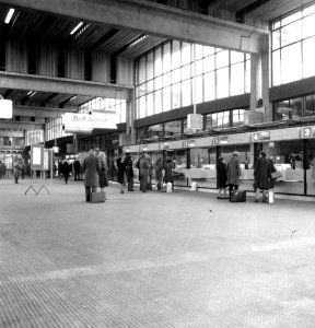 HUA-166163-Interieur van het N.S.-station Utrecht C.S. te Utrecht- hal met loketten