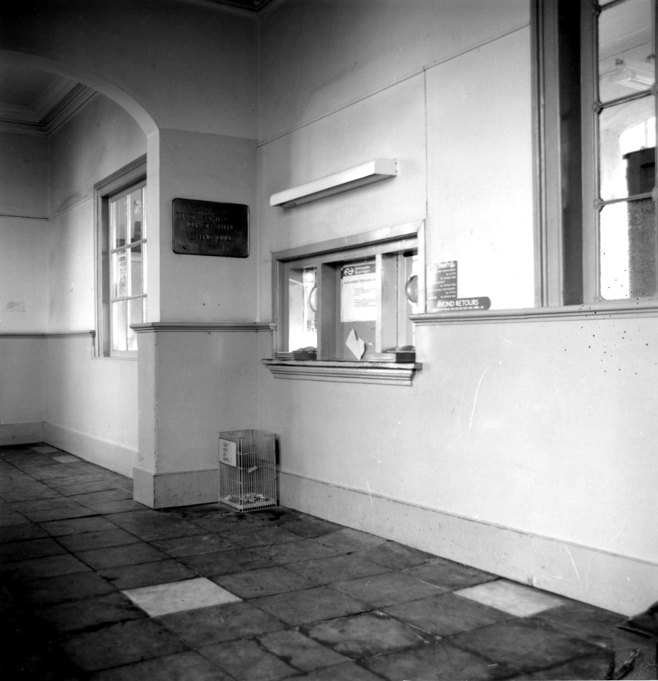 HUA-166133-Interieur van het NS station Veenwouden te Veenwouden hal met loket Links het gedenkteken voor het oorlogsslachtoffer Berend Julius