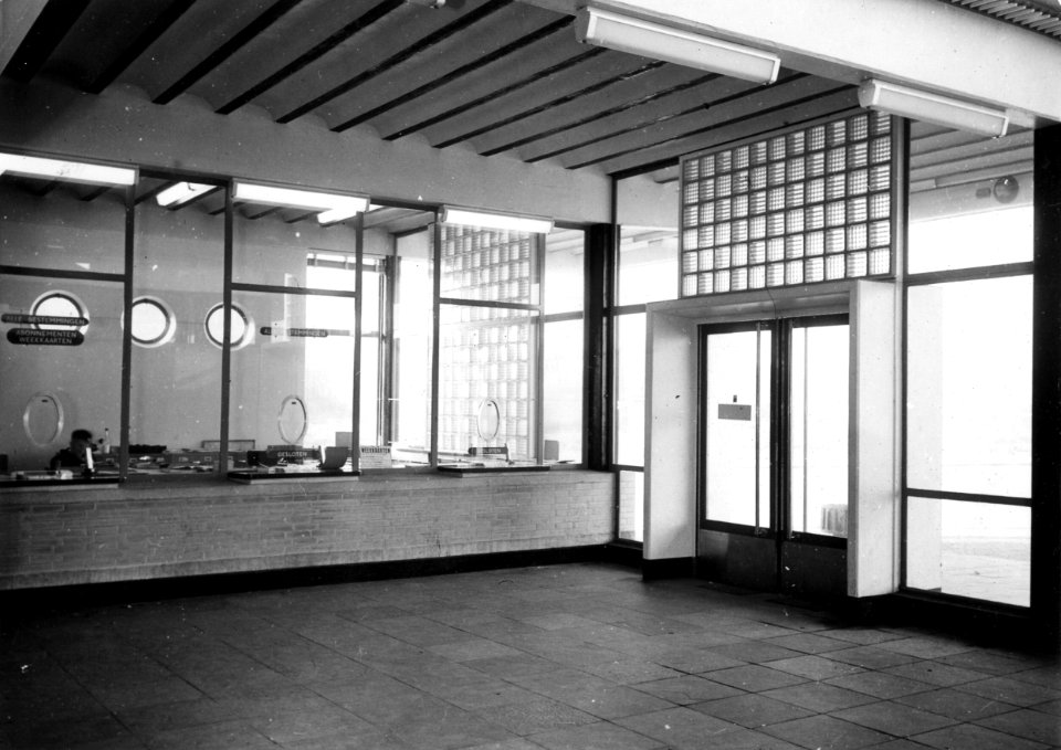 HUA-166237-Interieur van het N.S.-station Vlaardingen Oost te Vlaardingen- hal, met links de loketten en rechts de ingang