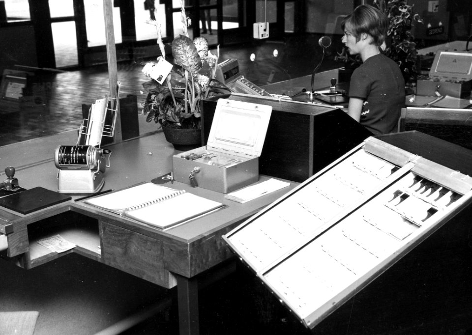 HUA-165664-Interieur van het NS station Eindhoven te Eindhoven plaatskaartenkantoor