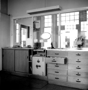 HUA-166134-Interieur van het N.S.-station Klimmen-Ransdaal- plaatskaartenkantoor