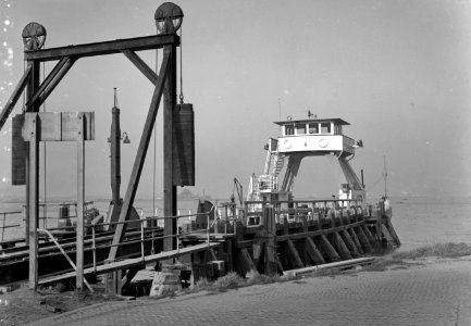 HUA-165618-Afbeelding van de Spoorpont II van Rederij Koppe voor het overzetten van goederenwagens over het IJ tussen de Rietlanden en Amsterdam Noord, bij de aanlegplaats te Amsterdam Noord (Distelweg)