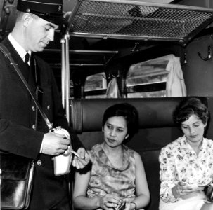 HUA-165696-Afbeelding van de verkoop van vervoersbewijzen (plaatskaarten) door de conducteur in de trein