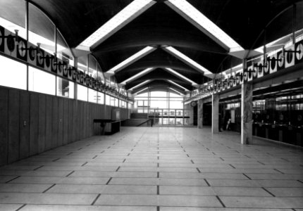 HUA-152622-Interieur van de hal van het NS station Schiedam Rotterdam West te Schiedam