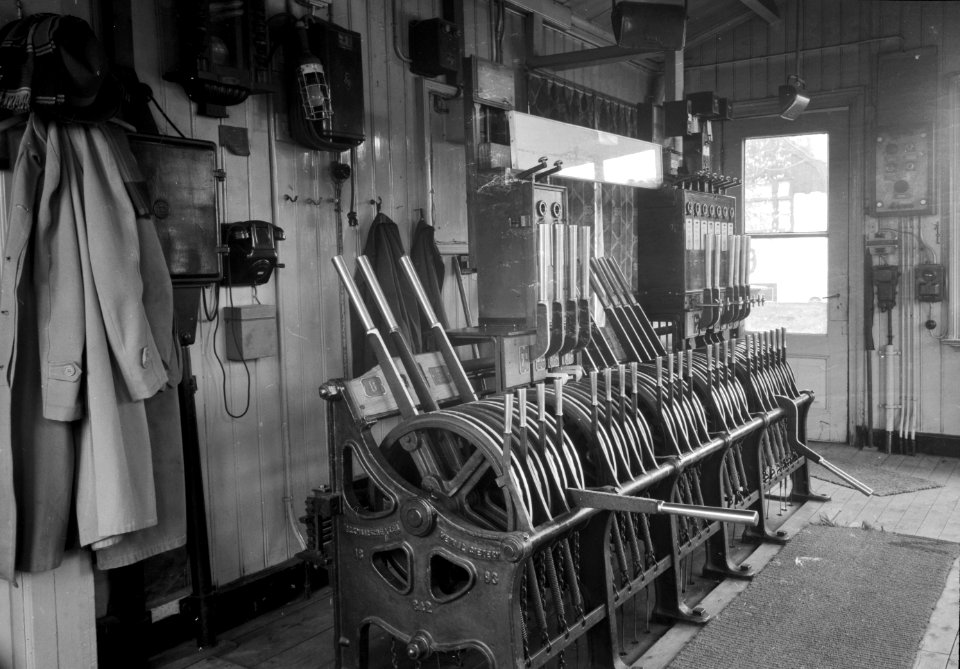 HUA-166367-Afbeelding van de handelinrichting en bloktoestel voor de bediening van seinen en wissels in het seinhuis Post I van de N.S. te Hilversum