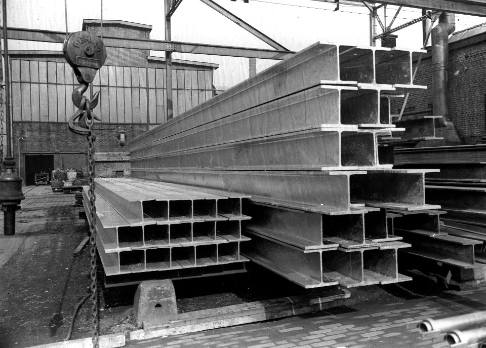 HUA-166427-Afbeelding van een partij verzinkte bovenleidingsmasten bij de N.V. Plaatverwerkerij en Verzinkerij v.h. P. Bammens & Zn (Straatweg 7) te Maarssen, voor de electrificatie van spoorlijnen van de N.S