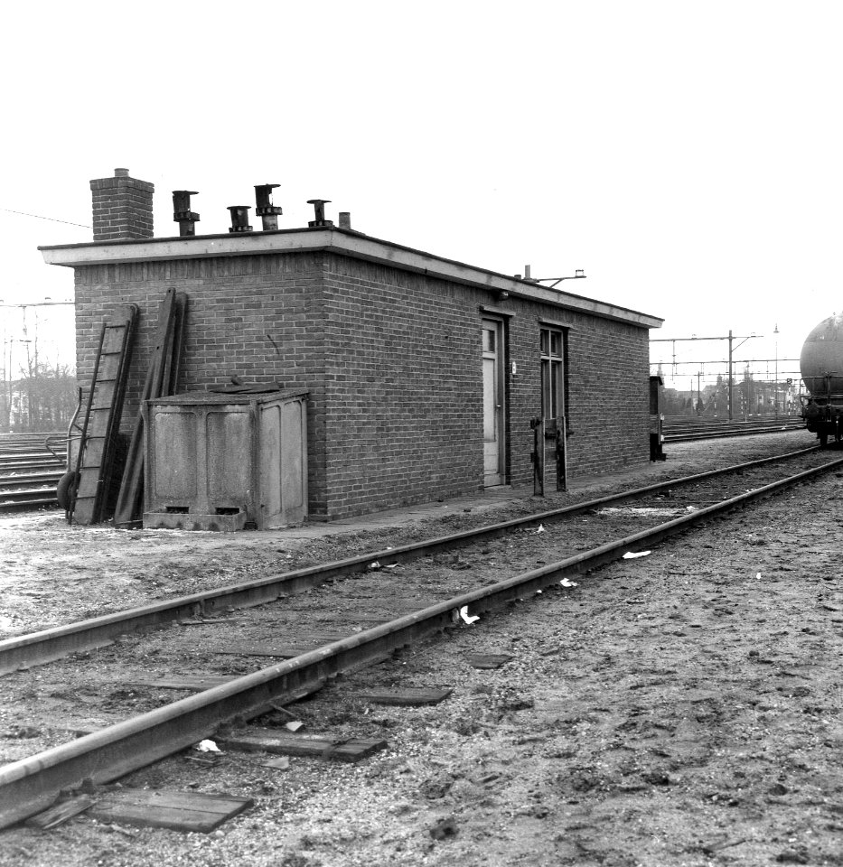 HUA-166362-Gezicht op de ploegbergplaats (ploegbaaskeet) van N.S. (Weg en Werken, wegonderhoud) te Zutphen