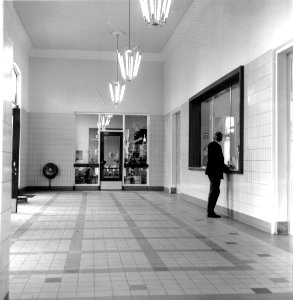 HUA-166172-Interieur van het N.S.-station Sneek te Sneek- hal