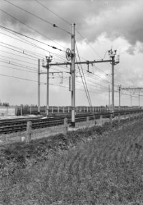 HUA-166462-Afbeelding van de bovenleiding met spaninrichting aan de spoorlijn te Essen (België)
