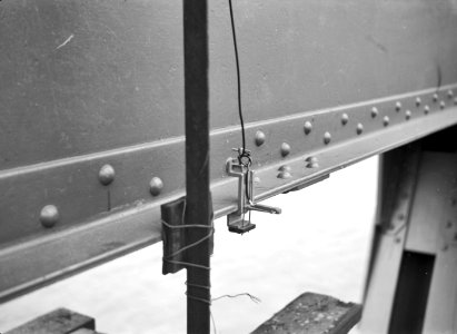 HUA-152697-Afbeelding van het meten van de brugdelen van de Moerdijkbrug