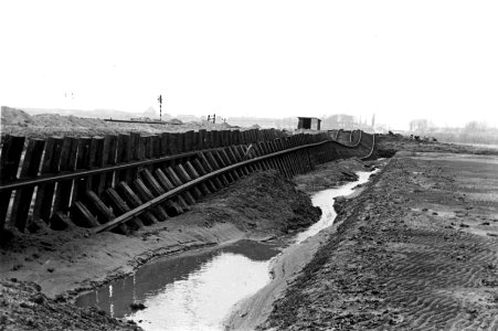 HUA-152841-Afbeelding van de weggespoelde spoorlijn te Kraaienberg bij Bergen op Zoom kort na de watersnoodramp