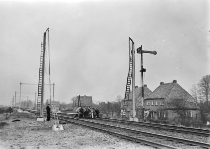 HUA-166454-Afbeelding van de montage van een bovenleidingsportaal op de spoorlijn tussen Dieren en Brummen, in verband met de electrificatie van het baanvak