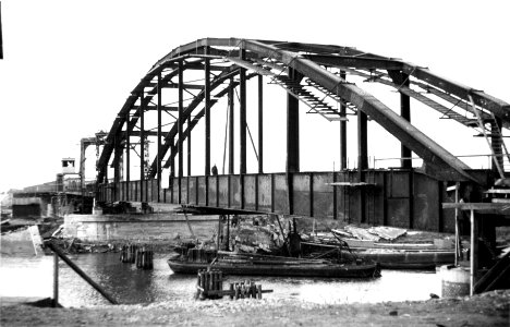 HUA-164246-Gezicht op de herstelwerkzaamheden aan de tijdens de oorlog vernielde spoorbrug over de IJssel te Zutphen