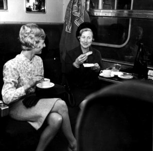 HUA-152873-Afbeelding van twee koffiedrinkende dames in een trein van de NS