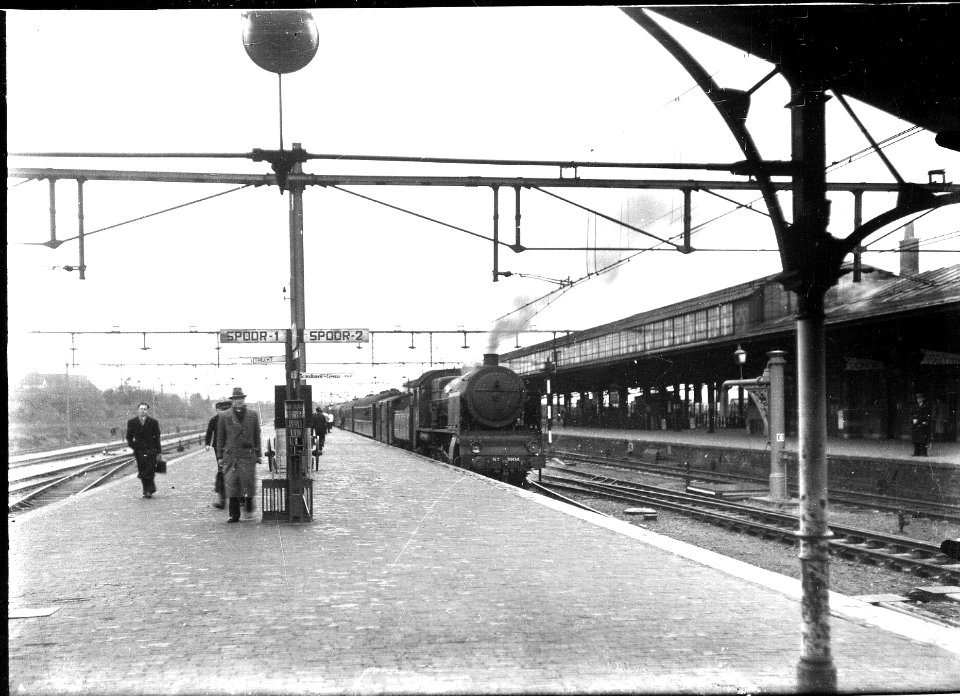 HUA-164240-Afbeelding van de stoomlocomotief nr. 3904 (serie 3900) van de N.S. met de Scandinavië Expres langs het perron van het N.S.-station Amersfoort te Amersfoort