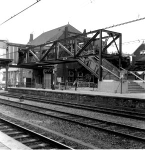 HUA-166210-Gezicht op de in aanbouw zijnde voetgangersbrug van het N.S.-station Amersfoort te Amersfoort
