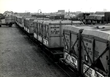 HUA-164227-Afbeelding van goederenwagens met gesloten laadkisten afkomstig van NV rijwielonderdelen- en buizenfabriek Robur langs de laad- en losweg te Helmond