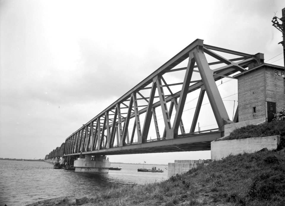 HUA-152696-Gezicht op de spoorbrug over het Hollands Diep bij Moerdijk met enkele nieuwe overspanningen