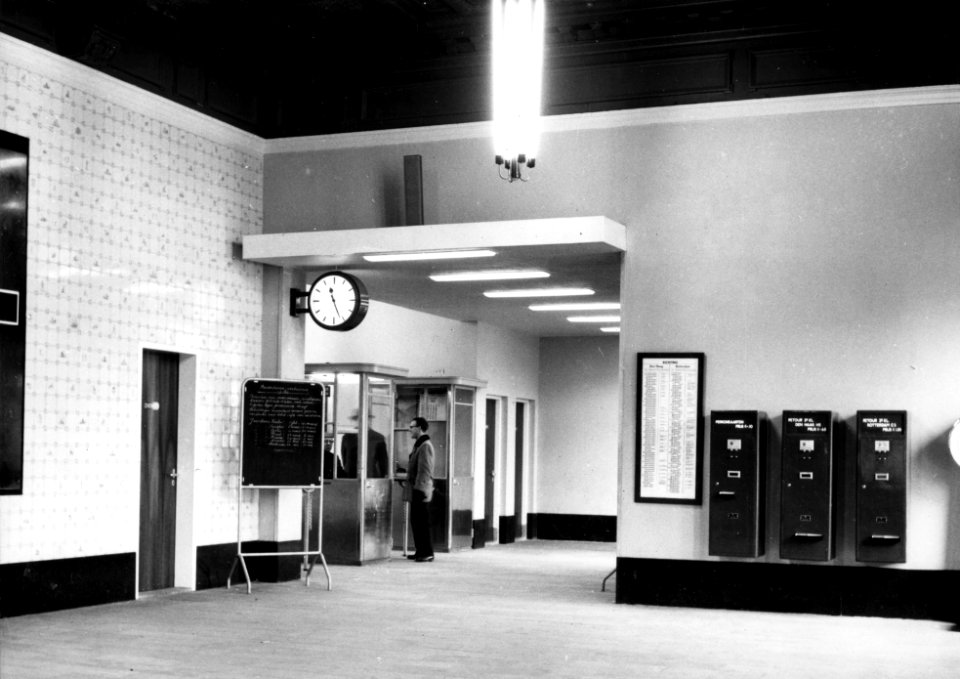 HUA-152410-Interieur van het N.S.-station Delft te Delft- hal