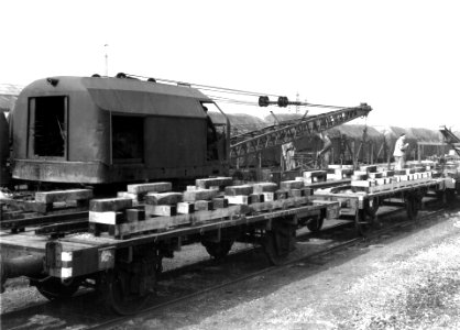 HUA-166445-Afbeelding van een spoorkraan van de N.S. en enkele dienstwagens van Weg en Werken op het emplacement te Roosendaal, in verband met de electrificatie van het baanvak Roosendaal-Essen