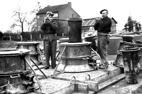 HUA-164315-Afbeelding van de fabricage van betonnen funderingsblokken voor bovenleidingsmasten op het emplacement van het N.S.-station Lage Zwaluwe