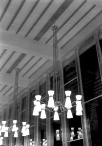 HUA-166043-Interieur van het N.S.-station Eindhoven te Eindhoven- verlichting in de restauratie