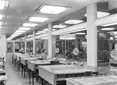 HUA-152424-Interieur van het N.S.-station Eindhoven te Eindhoven- plaatskaartenkantoor