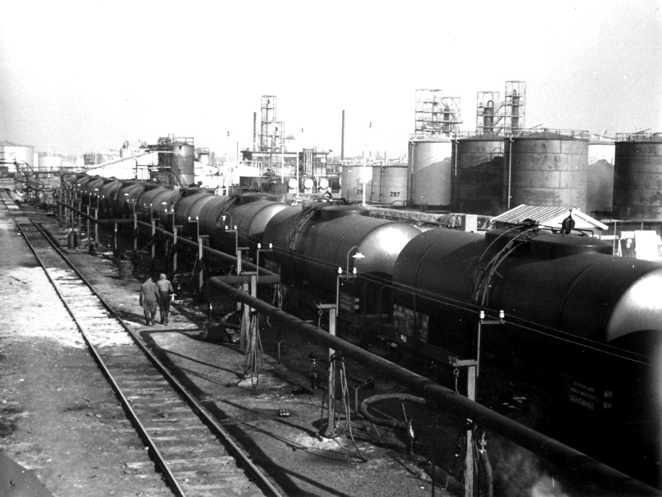HUA-164321-Afbeelding van ketelwagens met ruwe aardolie bij het overlaadstation van een olieraffinaderij te Pernis