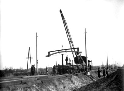 HUA-164319-Afbeelding van het plaatsen van een betonnen bovenleidingsportaal langs de spoorlijn tussen Breda en Tilburg in het kader van de electrificatie van de spoorlijnen in Noord-Brabant