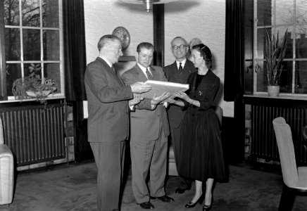 HUA-165722-Afbeelding van de ontvangst van de heer en mevrouw Hotchkiss door president-directeur dr. ir. F.Q. den Hollander van de N.S. (links) en directeur drs. D.J. Wansink (rechts) in het 3e Administratiegebo